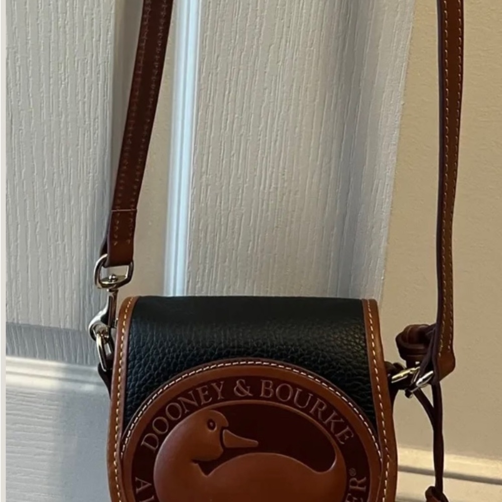 Dooney & Bourke - AWL2 BLACK DUCK CROSSBODY BAG NWOT.

BRAND NEW